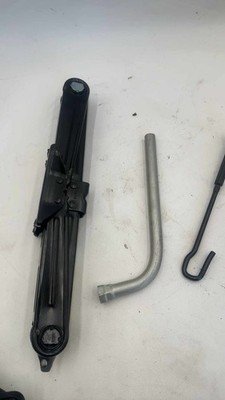 18 19 20 21 22 23 24 25 AUDI Q5 SQ5 Emergency Spare Tire Jack n Tools 80A012109S - Image 9
