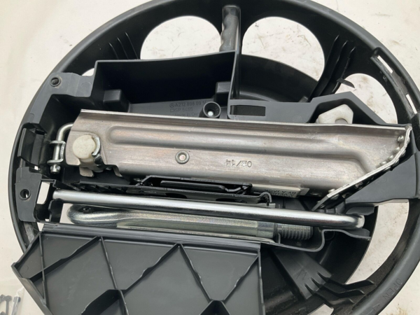 2013-2015 MERCEDES C-CLASS Jack Kit Tools With Orginal Casing - Image 3